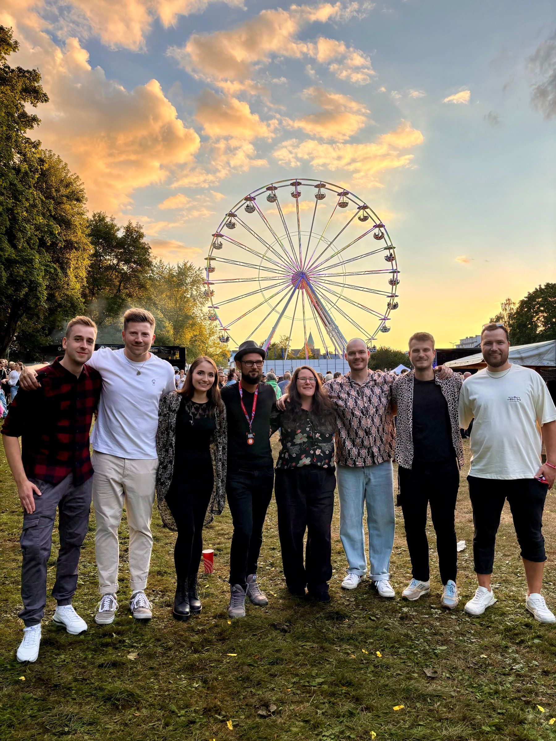 Die sieben Mitglieder von Pink Elephant vor dem Riesenrad des Waltroper Parkfests