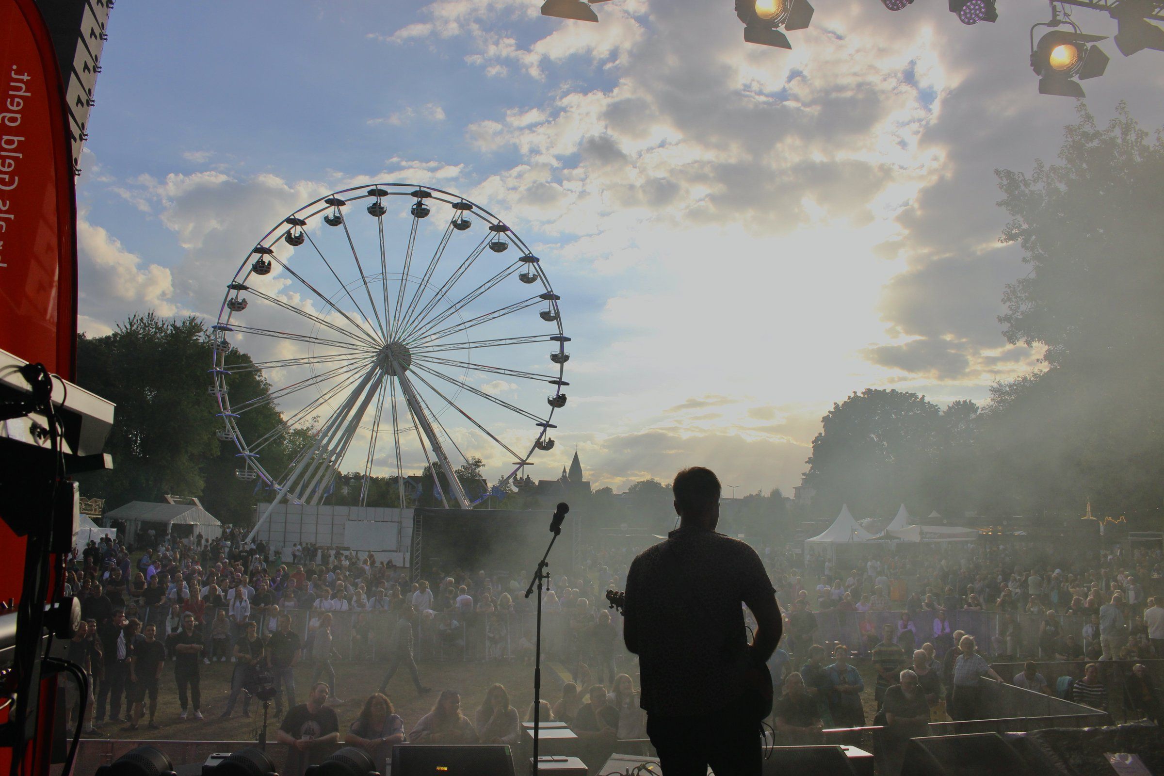Pink Elephant auf der Bühne des Waltroper Parkfests, im Hintergrund das Riesenrad in der Abendsonne